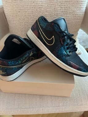 Nike Kids Black Iridescent Mosaic Low Top Sneakers with Gold Swoosh
